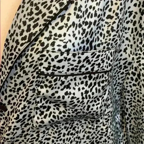 BNWT Cupcakes and cashmere Women’s Animal  print satin blouse size S - Picture 5 of 8